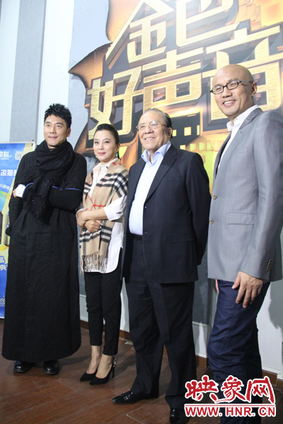 林依輪、李玲玉、楊洪基三位評委導(dǎo)師以及主持人孫國慶接受媒體采訪