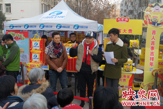 范軍、張竟達(dá)在社區(qū)與群眾親切互動