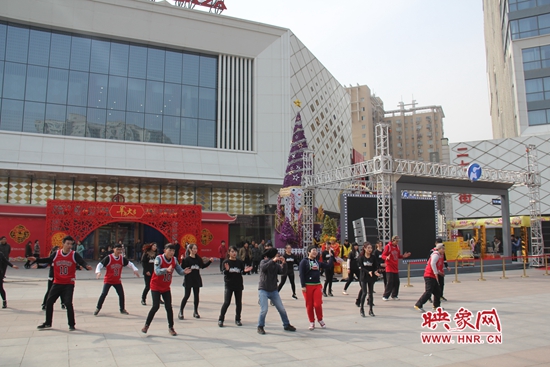 河南衛(wèi)視舉辦的“看大劇，送福利”活動 王志/攝