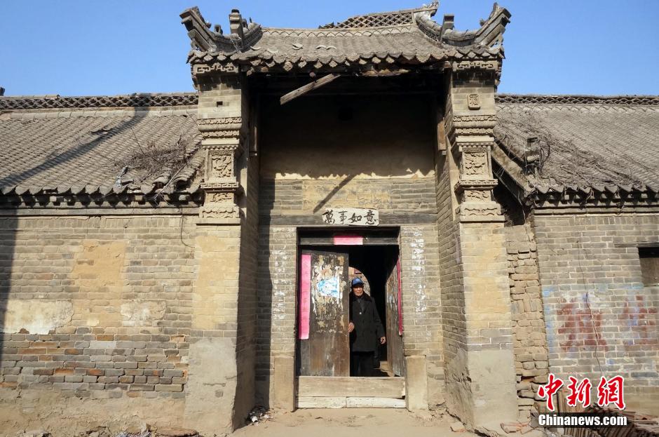 河南百年老宅被限期拆除 老人哭泣“有責(zé)無權(quán)” 河南百年老宅被限期拆除 老人哭泣“有責(zé)無權(quán)”