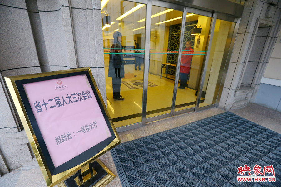 1月14日，人大代表陸續(xù)來到駐地報(bào)到