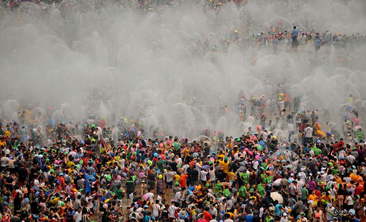 組圖:西雙版納萬(wàn)人歡度潑水節(jié) 蔚為壯觀 組圖:西雙版納萬(wàn)人歡度潑水節(jié) 蔚為壯觀