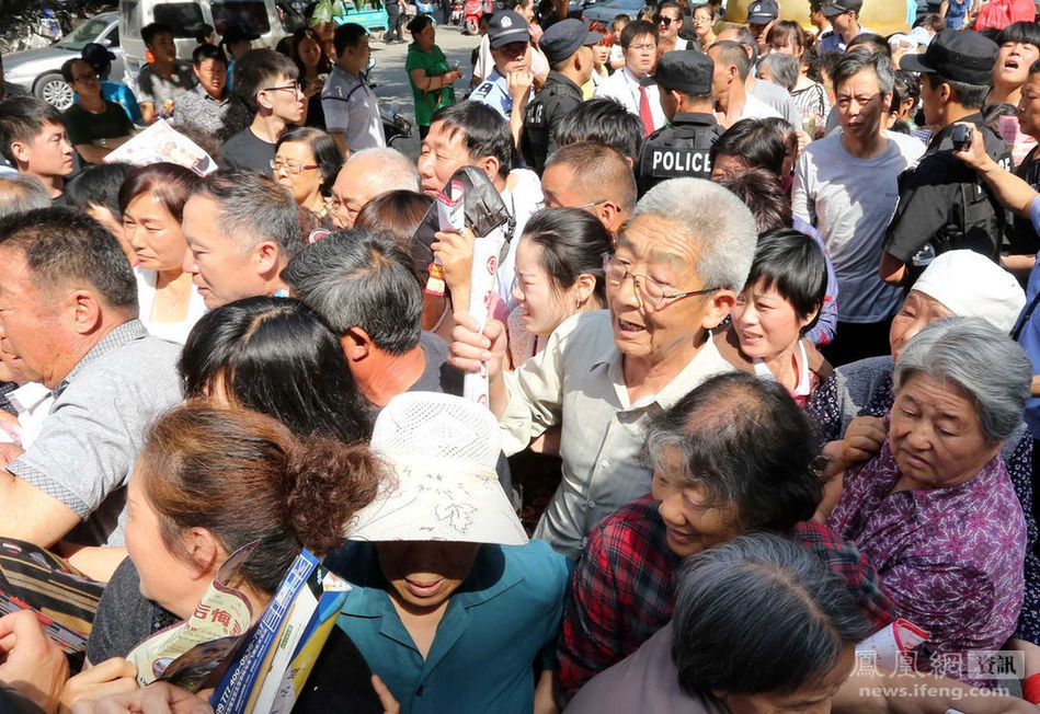 商場(chǎng)發(fā)放代金券 上演搶券大戰(zhàn)