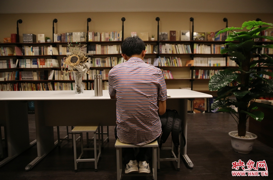 5月23日晚，鄭州一家24小時(shí)（周五、周六）書店?duì)I業(yè)。慕名而來的客人在看書。