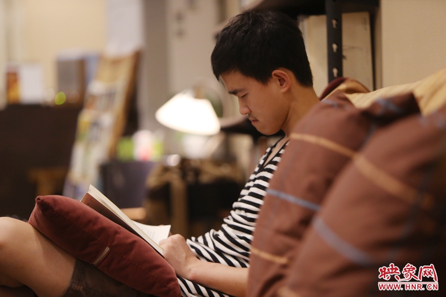 徐浩然，24歲，圖書編輯：在書店看紙質(zhì)書，意境會(huì)更深一些。