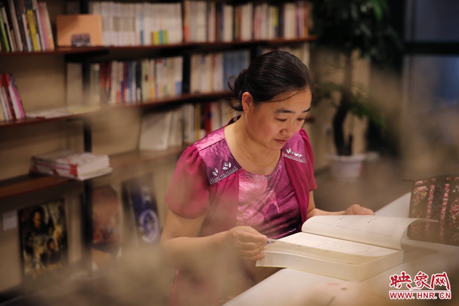 王艷、44歲，某醫(yī)院醫(yī)生：白天沒有時(shí)間，晚上帶小孩來這里培養(yǎng)她們的讀書習(xí)慣。