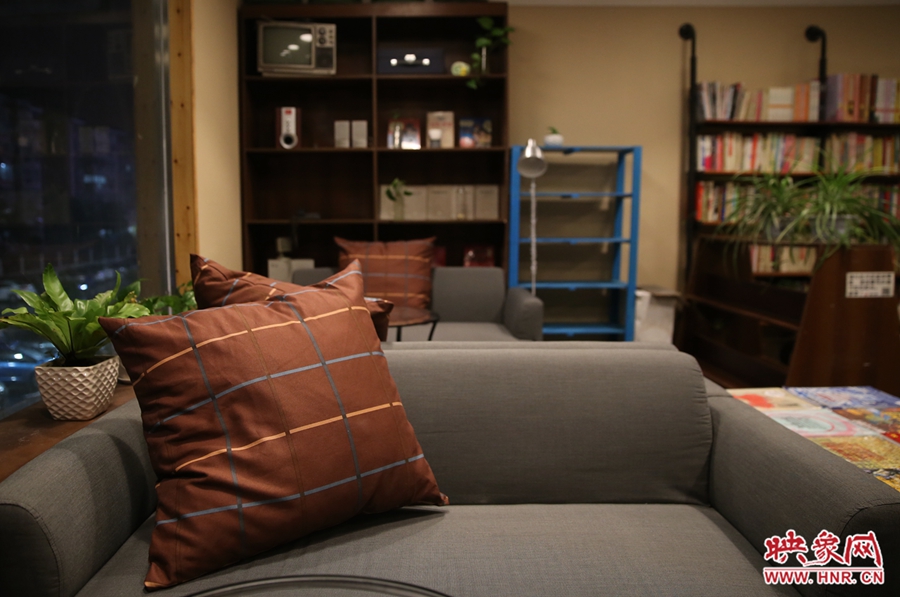 書店內(nèi)的布置非常溫馨，有種家里書屋的感覺。