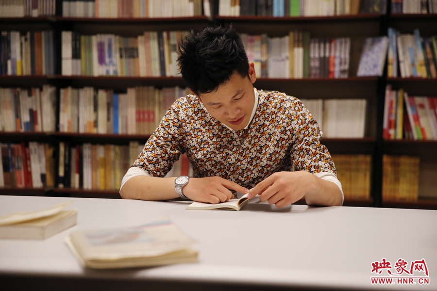 李恒，26歲，私營業(yè)主：喜歡撫摸紙質(zhì)書的感覺。