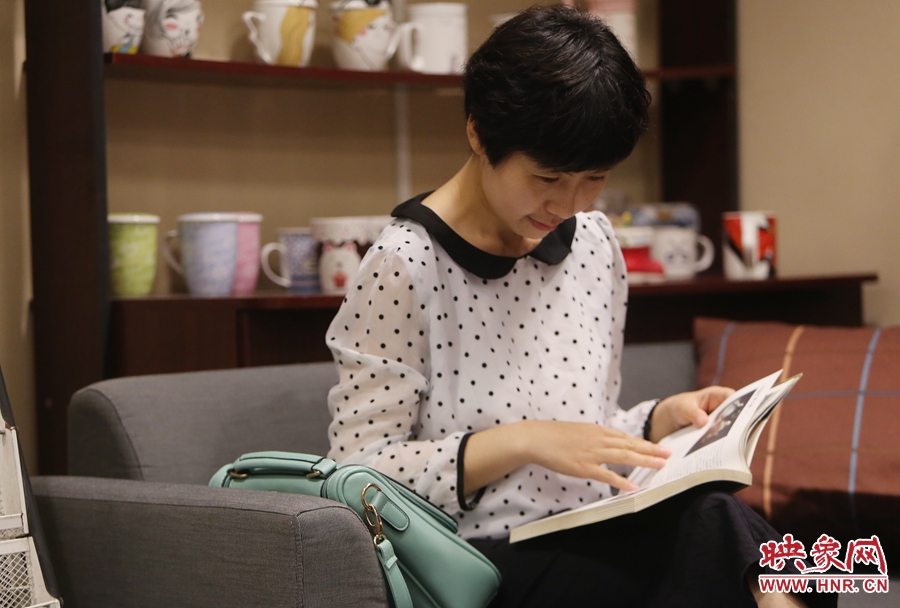 毛韶華，年齡保密，文字工作者：紙質(zhì)書是營養(yǎng)餐，電子書是快餐。