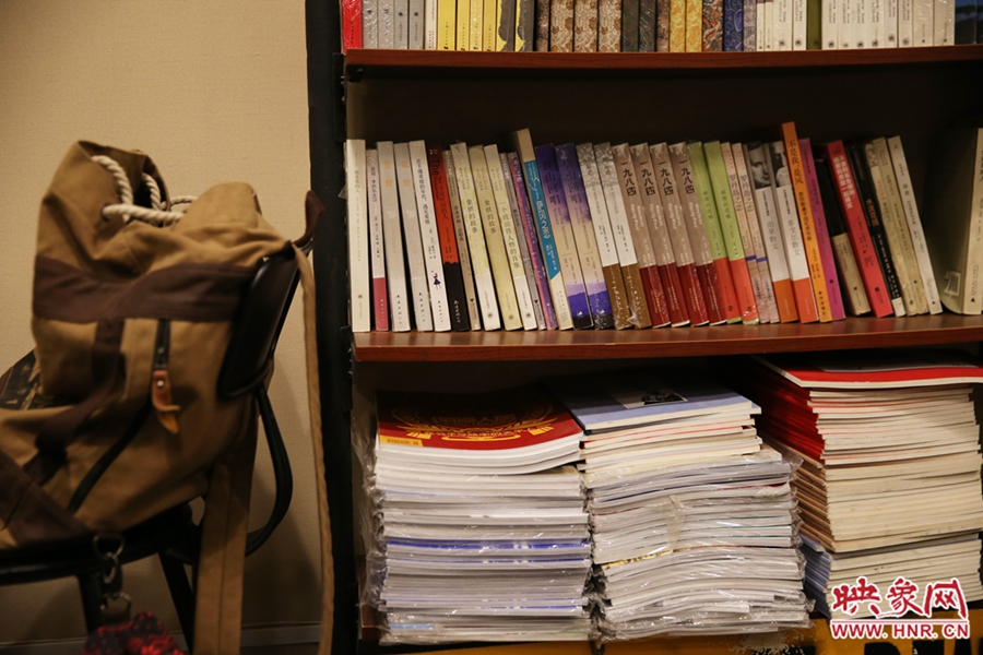 放下背包，捧起一本喜愛的書，生活的另一種方式。