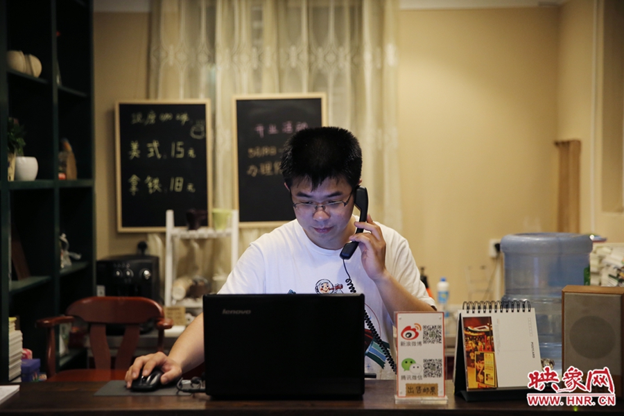 店長小博，由于書店搬遷至此，經(jīng)常接詢問地址的電話。