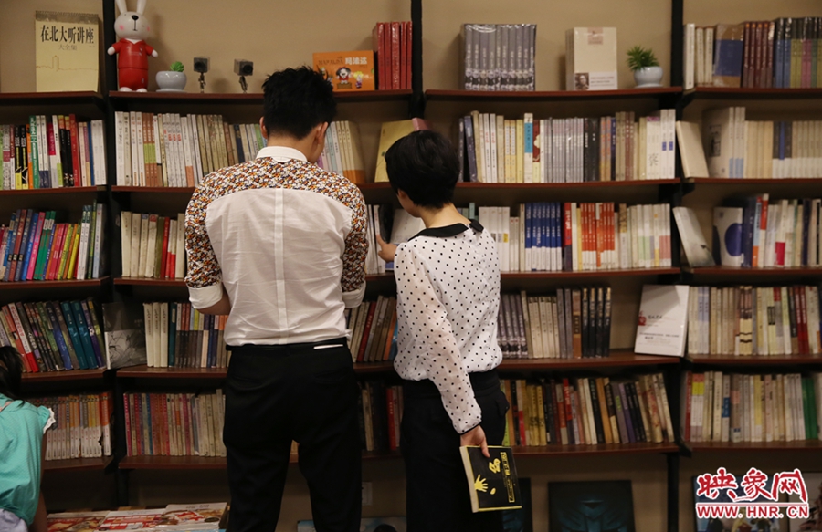 看書的人。