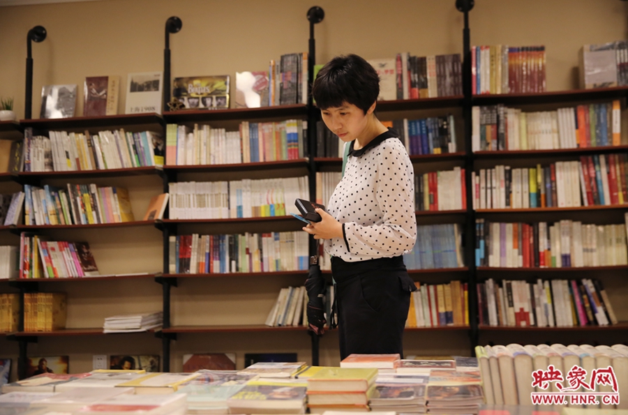 看書的人。