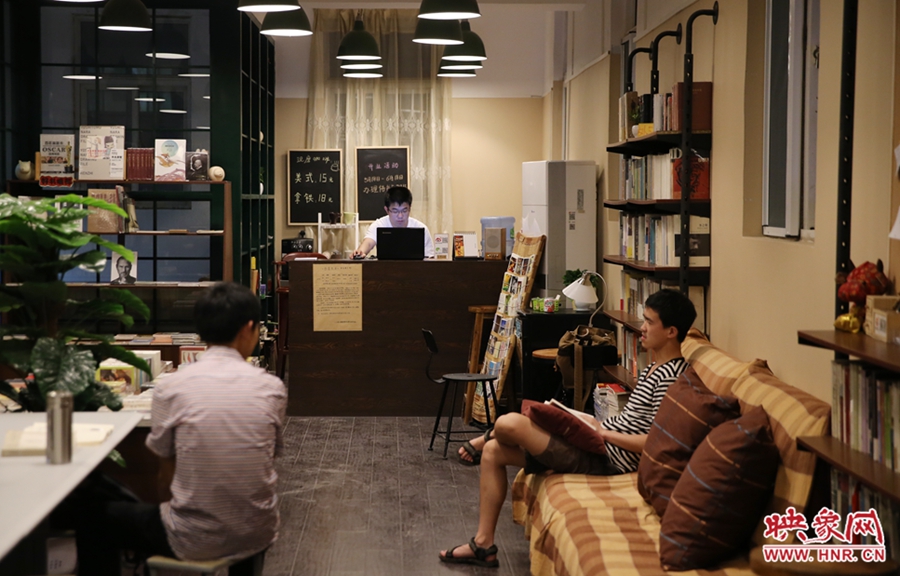 看書的人在相互交流。