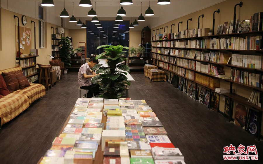 看書的人。