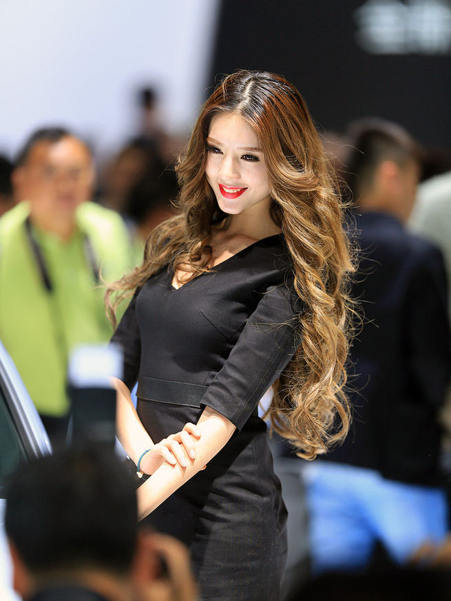 2014成都車展最美車模出爐 酥胸、長腿、美背