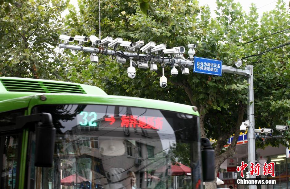 青島現(xiàn)“最牛監(jiān)視設備” 一根桿上架有19個探頭