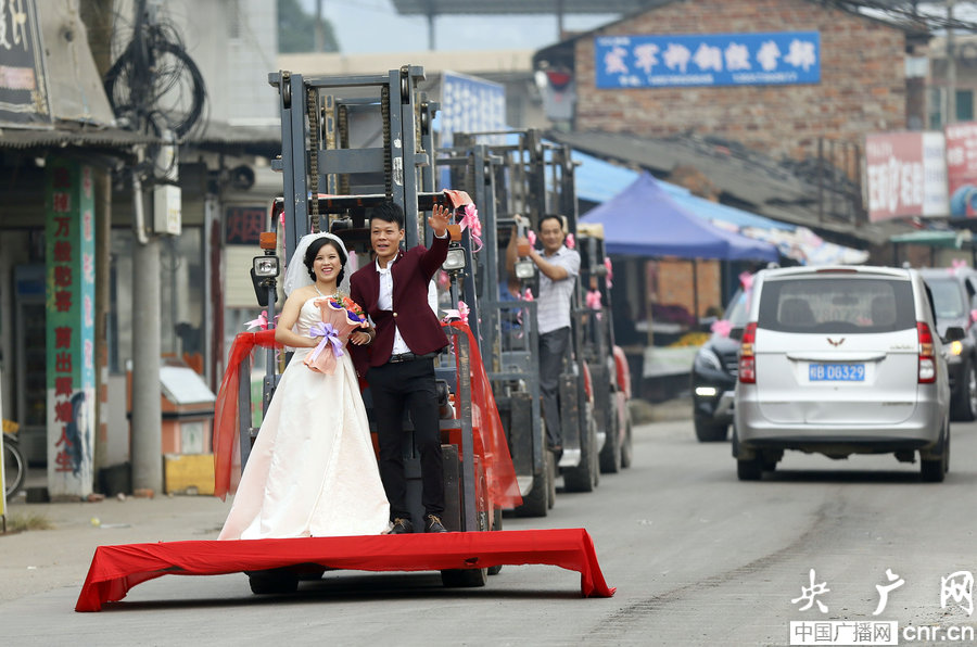 員工結(jié)婚老板派叉車送親 員工結(jié)婚老板派叉車送親