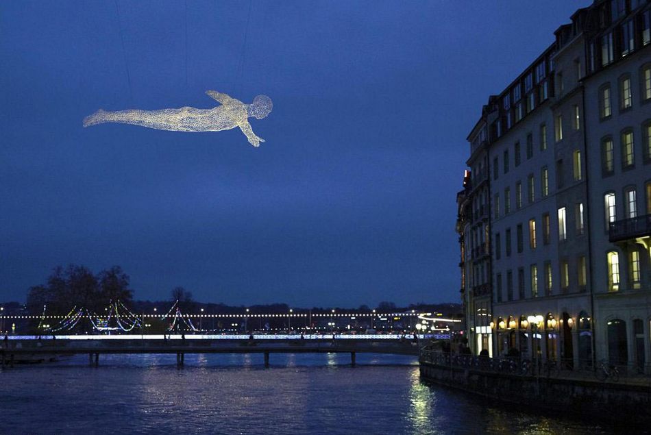 藝術家創(chuàng)造“透明人”翱翔天際