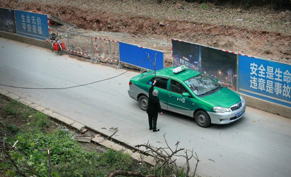 大媽風(fēng)中托舉電纜半小時 讓數(shù)百車輛平安通過