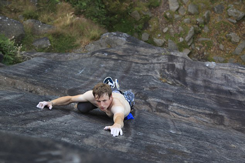 英國(guó)猛男23小時(shí)徒手攀上1800米高懸崖