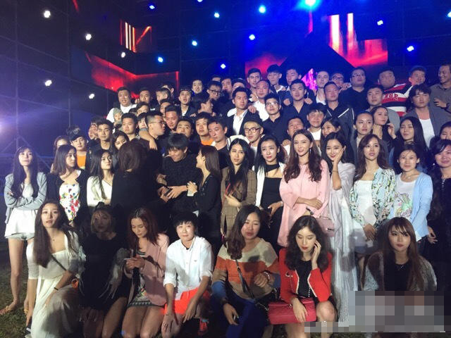 王思聰生日會美女如云 成堆手機(jī)電腦送來賓