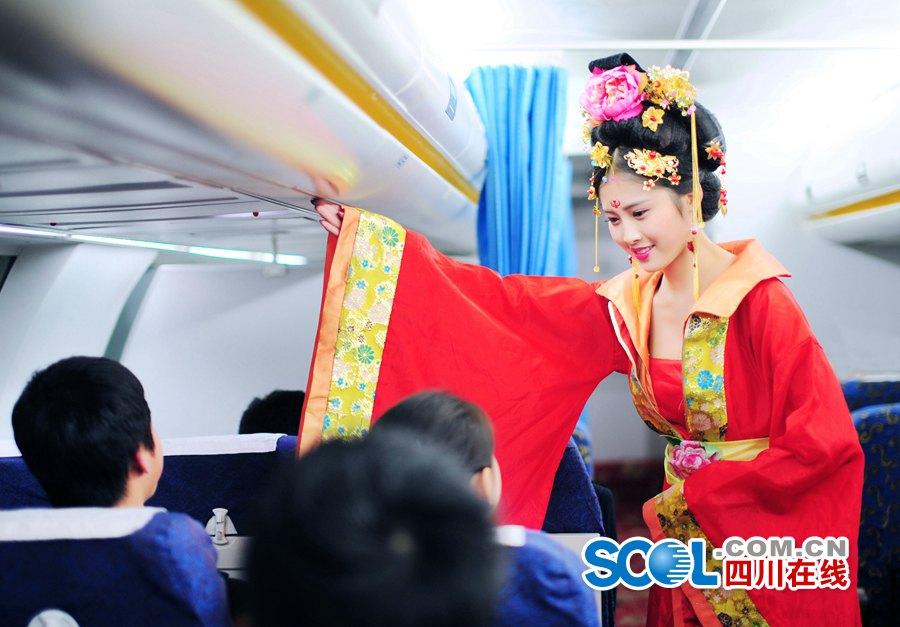 “武媚娘”穿越當(dāng)空姐 秀古今禮儀 “武媚娘”穿越當(dāng)空姐 秀古今禮儀