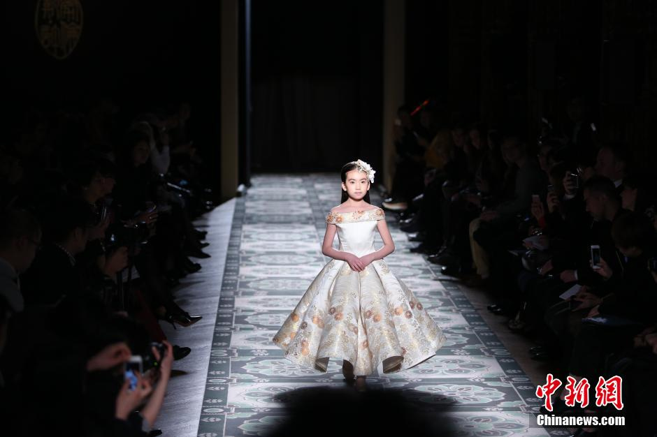 中國九歲女孩繡球巴黎高定時(shí)裝周T臺走秀