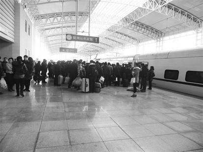 湖北動(dòng)車(chē)途中出故障 乘客受困與列車(chē)員發(fā)生爭(zhēng)執(zhí)