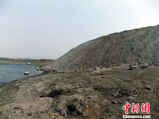 填湖造地，在鴨河水庫非法建設有越演越烈之勢。吳揚　攝