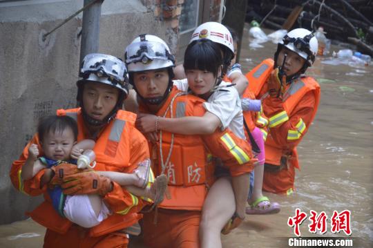 圖為漳平消防大隊(duì)涉水轉(zhuǎn)移被困群眾。