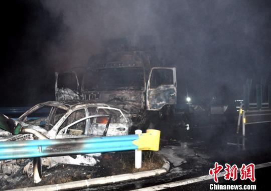 10月2日0時(shí)許，杭瑞高速貴州江口縣往銅仁市方向，距王家溝隧道出口200米處，發(fā)生一起三車追尾交通事