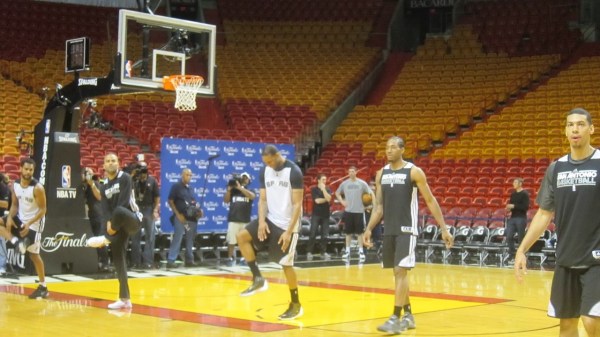 馬刺備戰(zhàn)對陣熱火的第一場總決賽比賽之前，麥蒂亮相訓(xùn)練場，受到媒體狂熱追捧，在馬刺球員中風(fēng)頭最勁，他也