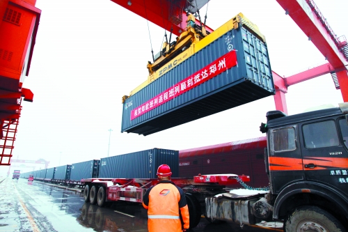 8日,帶回41集裝箱汽車原配件、動(dòng)車高鐵鋼板、高檔飲料