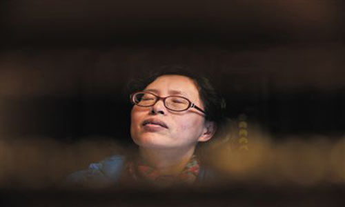 人們將醫(yī)療制度的憤懣情緒，寄托在這個(gè)走廊醫(yī)生身上，共同沉浸在受迫害的幻覺之中