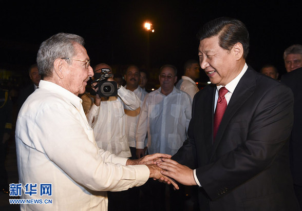 這是古巴國務(wù)委員會主席兼部長會議主席勞爾·卡斯特羅到機場為習(xí)近平送行。