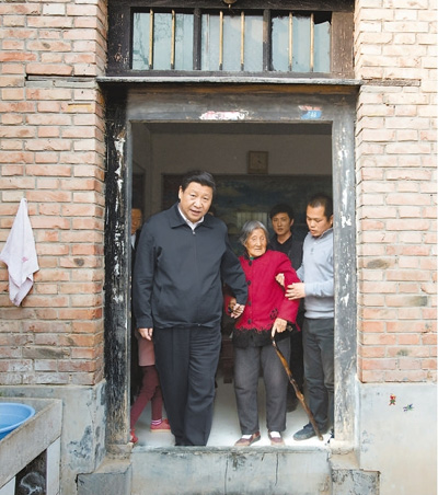 3月17日，習(xí)近平在東壩頭鄉(xiāng)張莊村看望85歲老人張景枝。